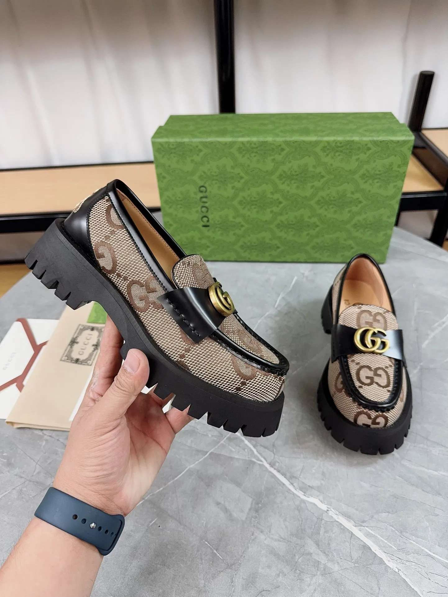 👟👟Ex-factory price 520👟👟Gucci2023 new model, double GG groove thick-soled Loaf platform shoes. The original version is made 1:1. Super beautiful quality, classic model at the counter. ❶Upper: original open edge beaded cowhide ❷Inner lining: water-dyed cowhide ❸Feet: water-dyed cowhide ❹Outsole: ultra-light original sole ❺thick sole heightening: 3.5cn ❻Packing: original packaging ❼Number: 35-42 (41 41 customized, non-returnable) Men's model: 38-46 (45, 46 customized, non-returnable)